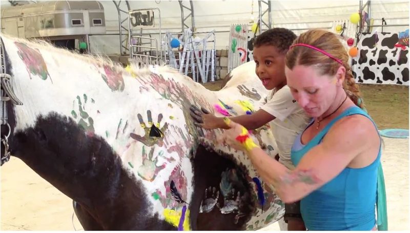 Cavalo pintado por crianças