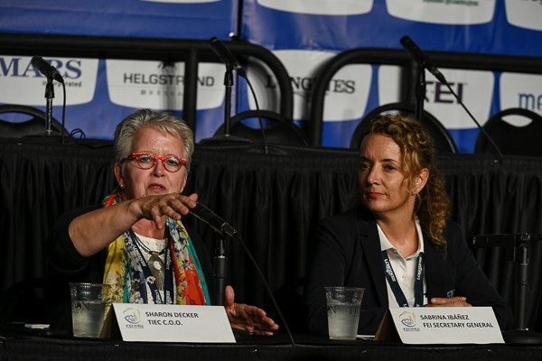 Sharon Decker, chefe de operações do Centro Equestre Internacional Tryon, e Sabrina Ibáñez, secretária geral da FEI, 2018 WEG. Imagens de Peter Nixon