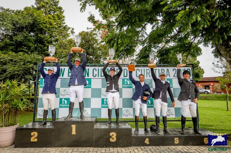 Vencedores comemoram no pódio do GP Internacional em Curitiba (Luis Ruas)