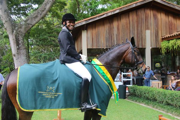 Renderson Silva com Senhorita VO, campeã cavalos novos 6 anos (Carola May)
